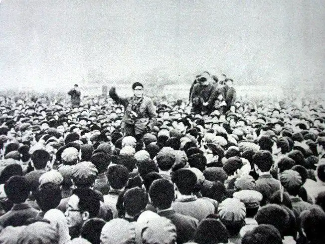 76年"四五"风暴图集:天安门群情激愤烧警车