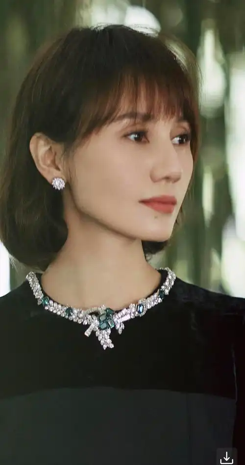 袁泉今天出席百花奖,佩戴的珠宝看起来珠光宝气好华贵!