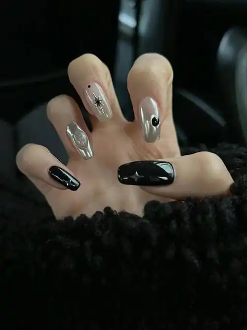 图除此之外当然少不了法式美甲,还原指甲本来颜色的透色搭配法式黑边