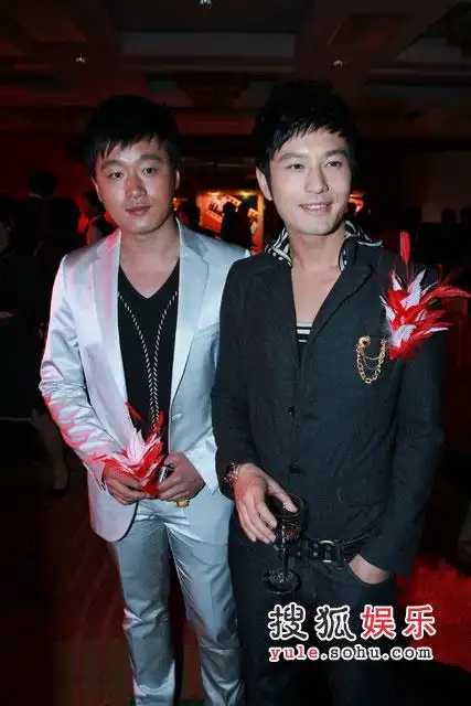 图:搜狐十年庆典酒会 佟大为与黄晓明