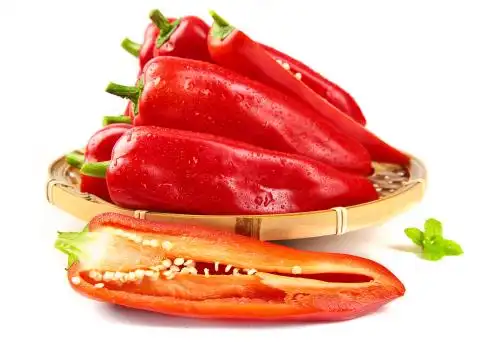 篮子里装着红菜椒 红辣椒