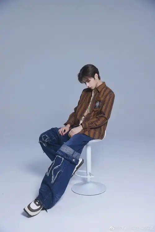 刘耀文棕色条纹衬衫牛仔裤#刘耀文分享日常随拍,棕色条纹衬衫搭牌拼