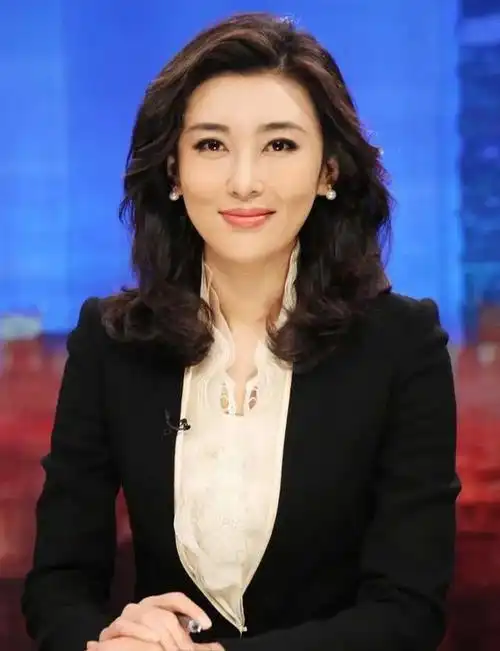 端庄秀丽的女主播桑晨无心插柳进央视与老搭档李红平分秋色