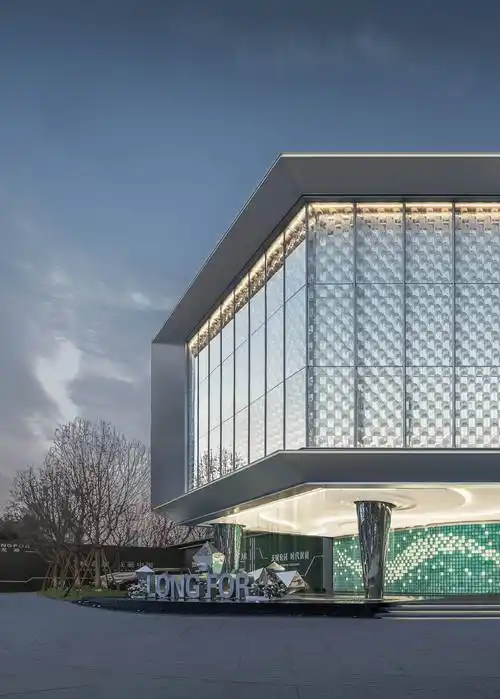 玻璃的使用在城市街道空间和建筑内部之间形成半透明的界面,统一立面