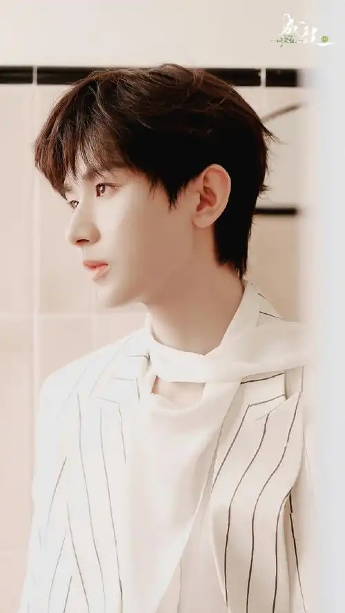 成毅老师一身简洁帅气的西装,置身温雅怀旧的空间,眸光悠远而深邃