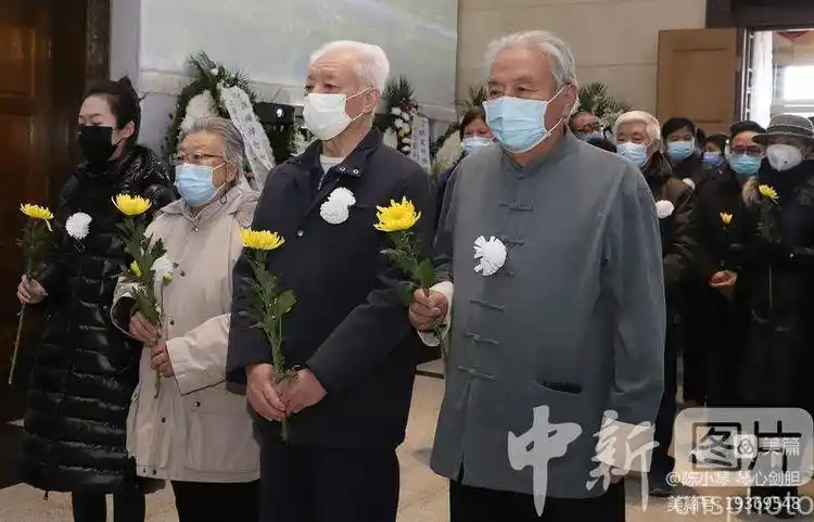 00,著名电影表演艺术家杨在葆的遗体告别仪式在八宝山殡仪馆东礼堂