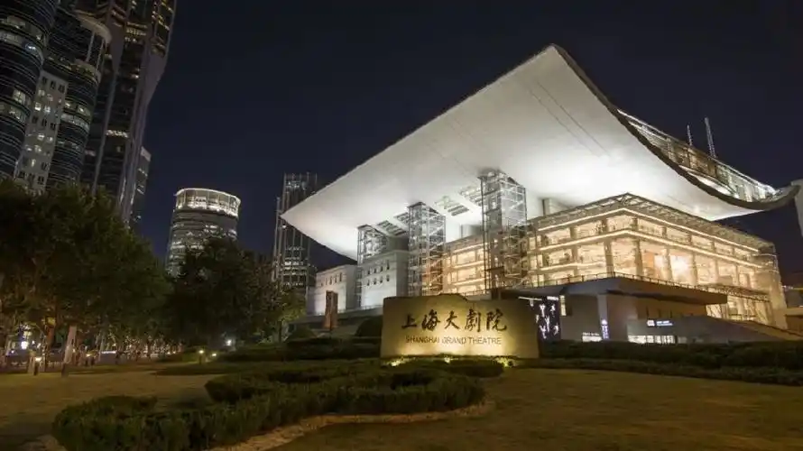 一波美图带你欣赏夜幕下的沪上剧场