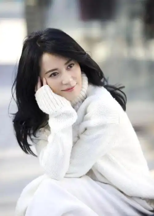 名流,而是一个身着橙色挂脖连身裙,气质不凡的大姐大级人物——俞飞鸿