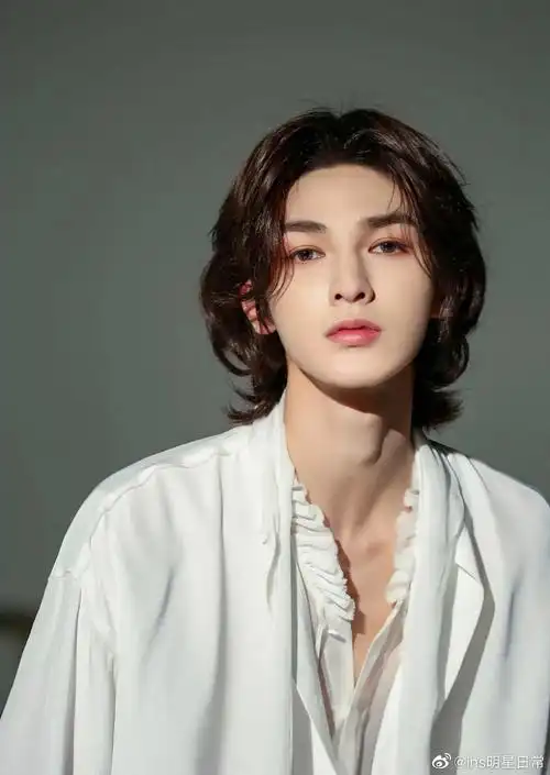 皎如玉树临风前当男明星留起微长卷发