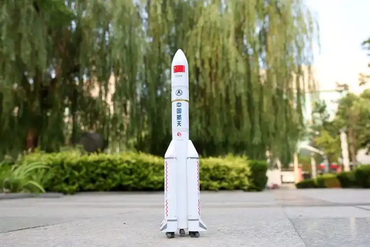 哈工大向衡中赠送长征5号运载火箭模型