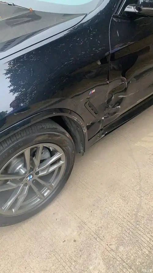 宝马x4侧面被撞