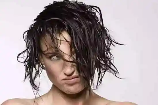 头发油腻是什么原因有解决办法吗 针对不同原因进行改善-第1张图片