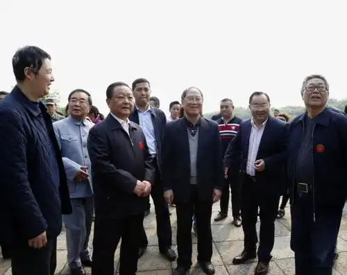 胡德平兄弟祭拜父亲我校师生随同献祭