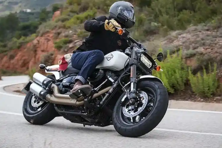 外媒试驾哈雷2018款肥霸