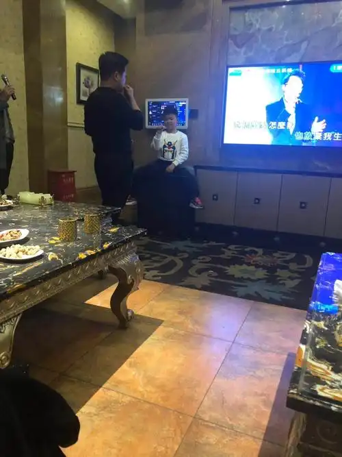 今天晚上吃完晚饭,大人们说一起去唱歌,刚好我也喜欢唱歌,图片里的我