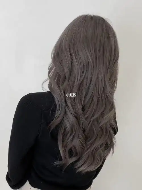 湾区染发棕灰色