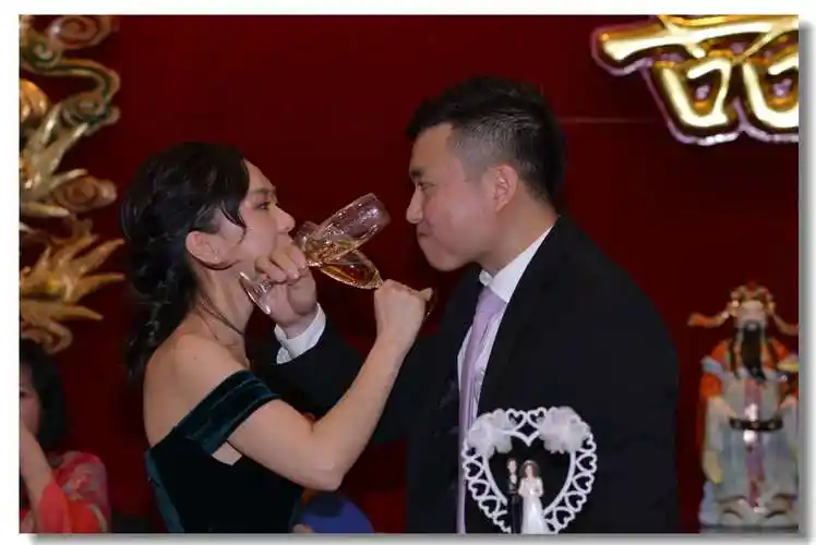 交杯酒:美酒飘香甜在口,夫妻恩爱到白头,敬老爱幼人人夸,和睦家庭万年