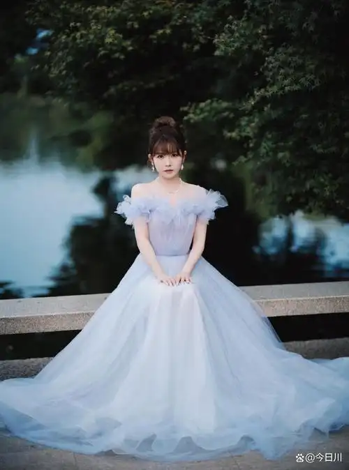 赖美云一袭抹胸连衣裙,如同清水芙蓉般优雅