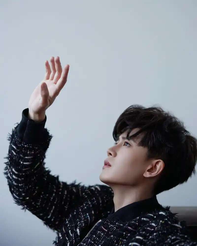 任嘉伦天台照上热搜,他真的很适合高冷