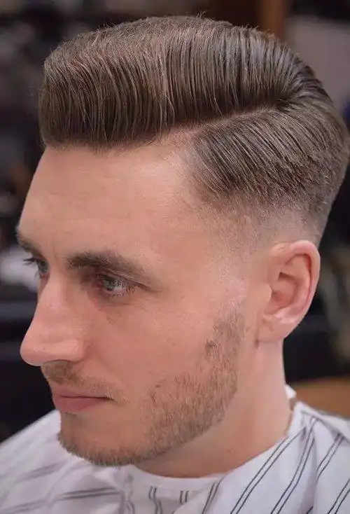 平额头男生适合的短发图片 中年男生侧背头发型(3)