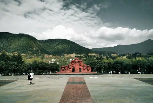 闲庭散步随手就会发现美:冕宁红军广场给你不一样的感受