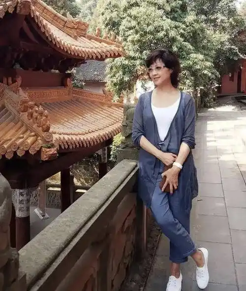 当年我真低估了"朱琳"的造型,不仅美还会穿衣,晚年也是时髦人_旗袍