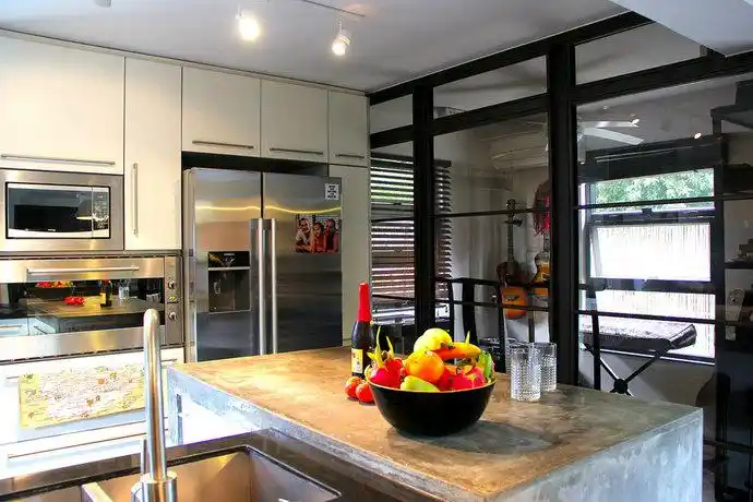 别墅简约餐厅厨房吧台橱柜设计装修效果图