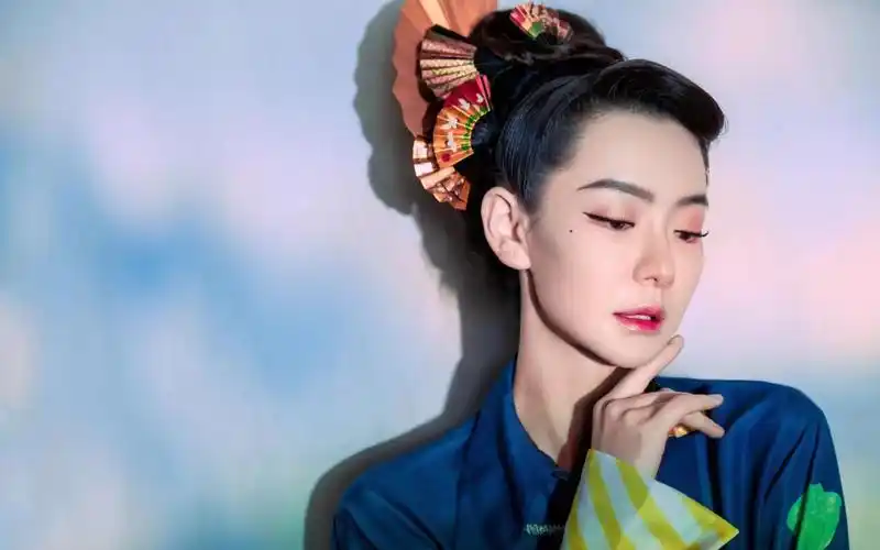 戚薇荷塘月色妆高清桌面壁纸