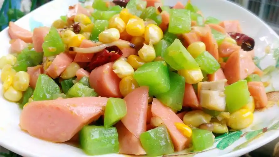 火腿青笋什锦这道风味小炒,香辣脆嫩下饭,美味的待客菜肴!