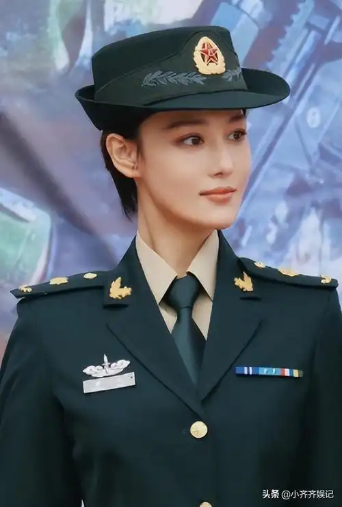 她之前一直都是妩媚艳丽的路线,没想到这部剧中的军装扮相非常帅气.