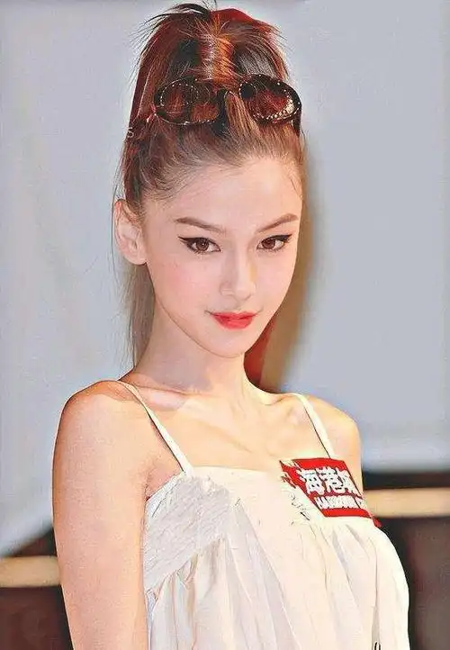 被男性用酒瓶怼脸,强装笑意比耶合影_杨颖_照片_网友