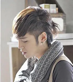 男士扎辫子发型图片帅并美着