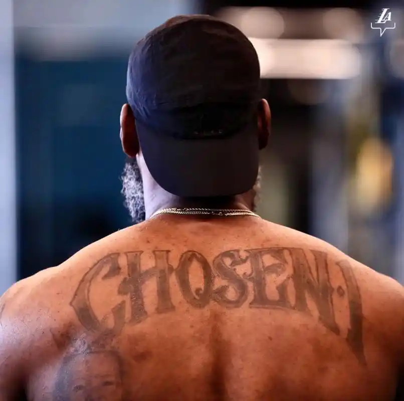 詹姆斯晒训练照裸背纹身霸气天选之子