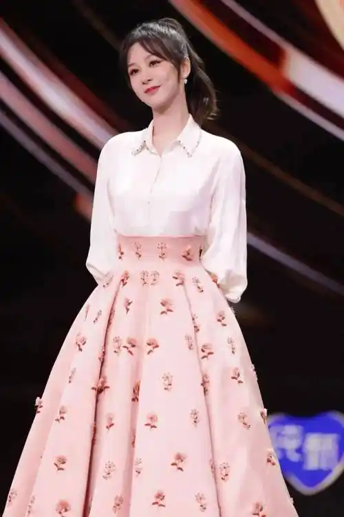 现在的杨紫,穿一字肩为什么更好看了?-第42张图片-松柏科技