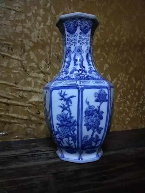 祖传瓷器乾隆时期民窑细路青花花卉六方瓶,有冲但不缺肉,现在能达多少