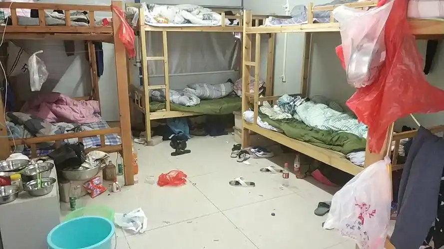 g104湖北天力宿舍较差,地面脏乱