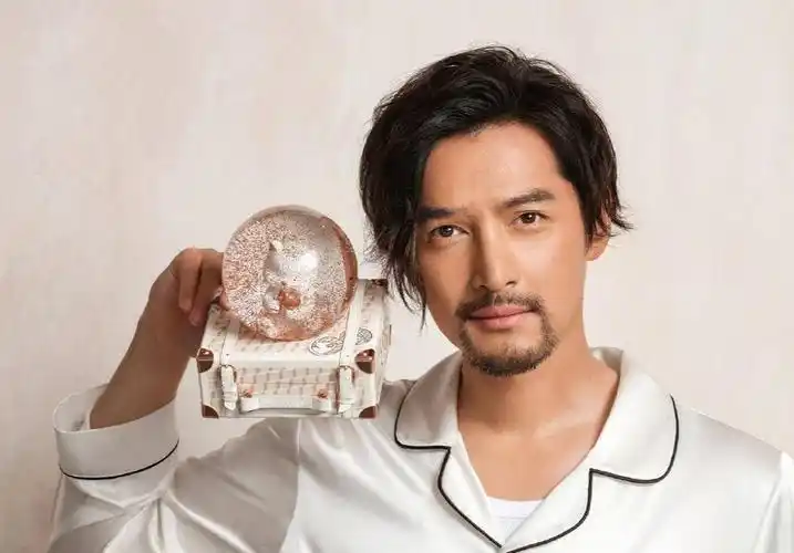 回顾同样小揪揪造型,把王一博,胡歌,千玺放在一起,