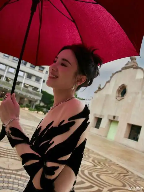 宋佳昨晚作为金爵奖评委亮相上海电影节闭幕红毯,身高和身材有优势