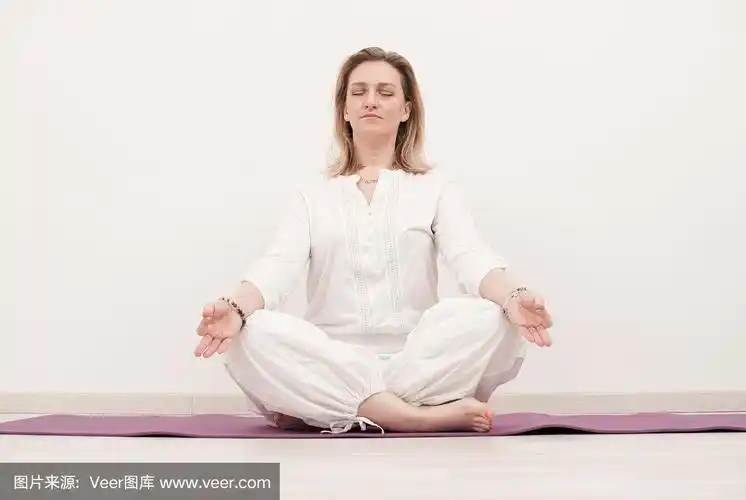 年轻女子练习昆达里尼瑜伽体式