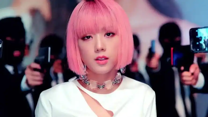 这场打歌舞台造型四人各有难看点,比如rose的花裙子,jisoo的玫红上衣