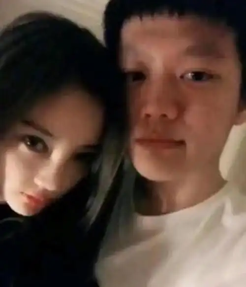 李小璐感情历程蒲巴甲玩到黄体破裂皮几万跟她一起做头发