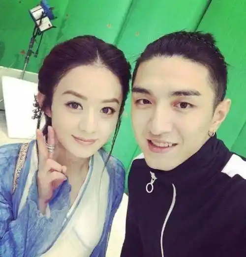 《倾城时光》金瀚赵丽颖罕见生活合照,像亲姐弟,吃的菜好香!