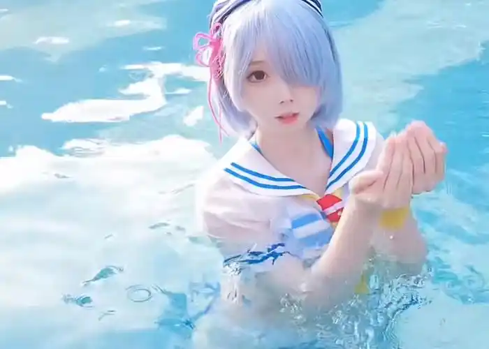 首先第一点就是泳装的特殊性,毕竟大部分泳装是三体式的,这也是动漫