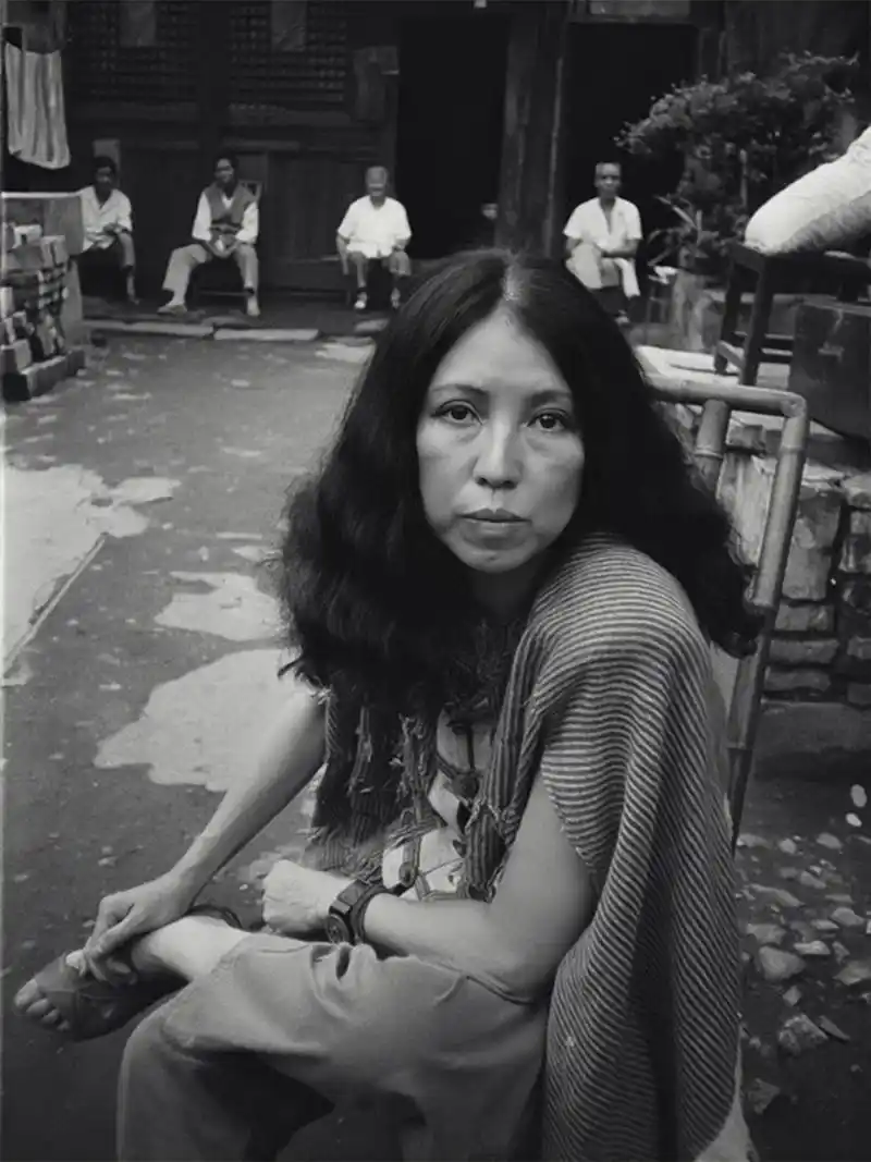 三毛去世前最后一组照片,眼神充满哀伤和忧郁,三个月后上吊自杀