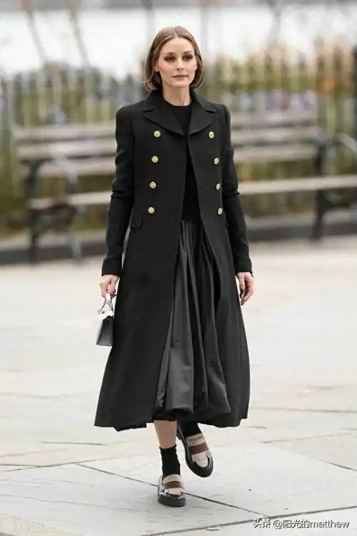 街拍:奥利维亚-巴勒莫双排扣大衣 乐福鞋优雅知性_时间_美国纽约