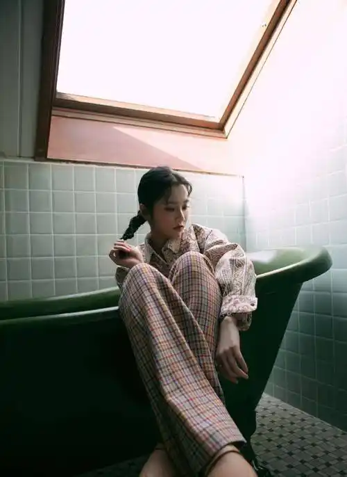 不愧是"谋女郎",张慧雯穿复古绿底印花裙,这气场不输江疏影