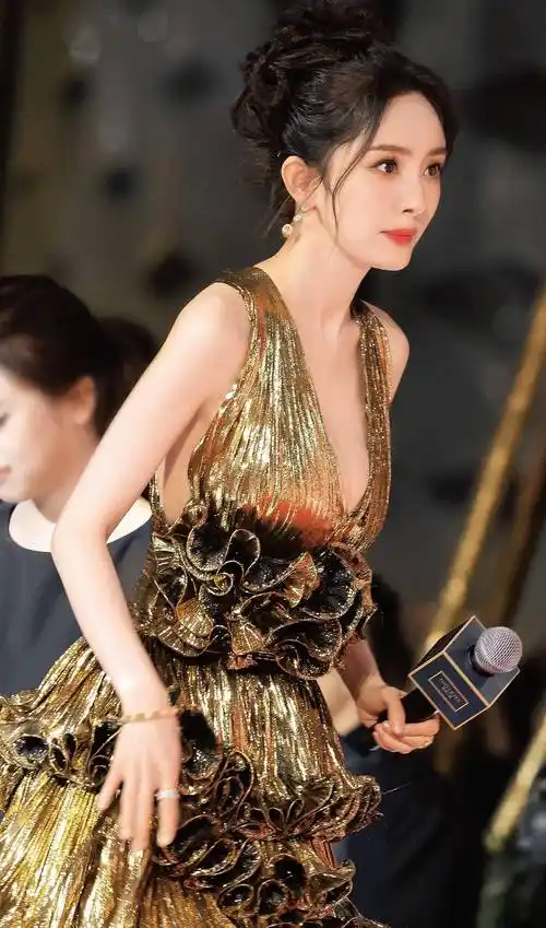 "娱乐女王"杨幂:状态青春身材性感,造型切换自如气场全开 6767