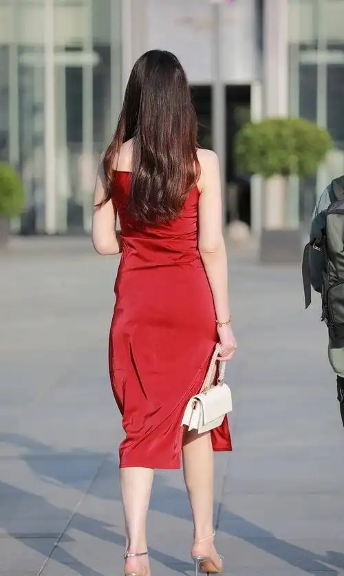 双节长假,美女穿红色吊带裙搭配水晶高跟鞋
