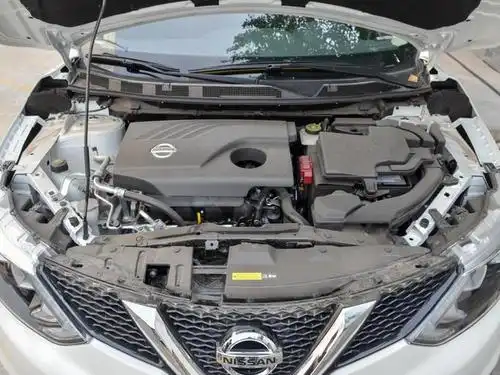 东风日产  2.0l 发动机舱