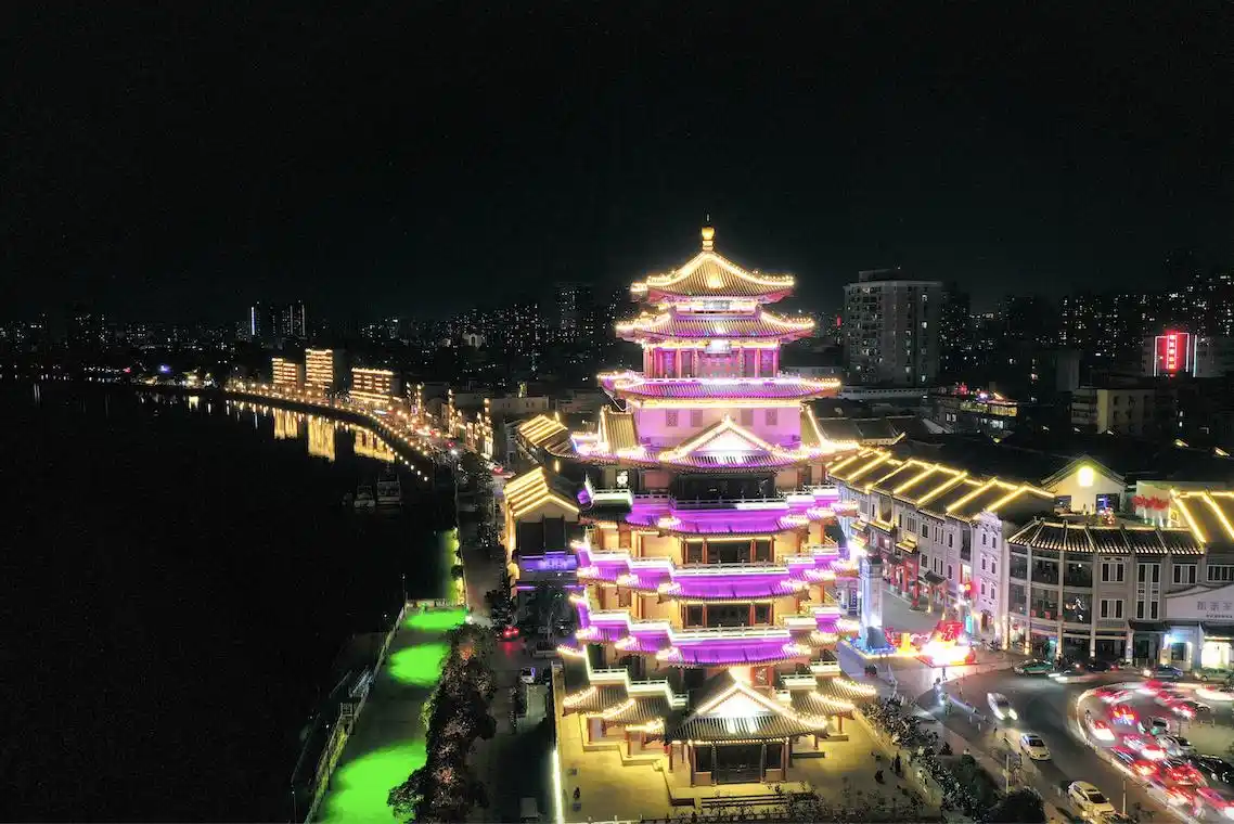 在广东省惠州市惠城区水东街,感受"夜经济"的繁华.冯雪辉 摄